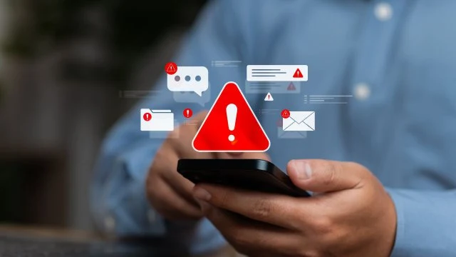 Rappresentazione di una truffa informatica su smartphone tramite WhatsApp