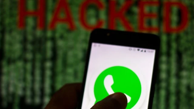 Dettaglio di uno smartphone che riceve un messaggio sospetto su WhatsApp