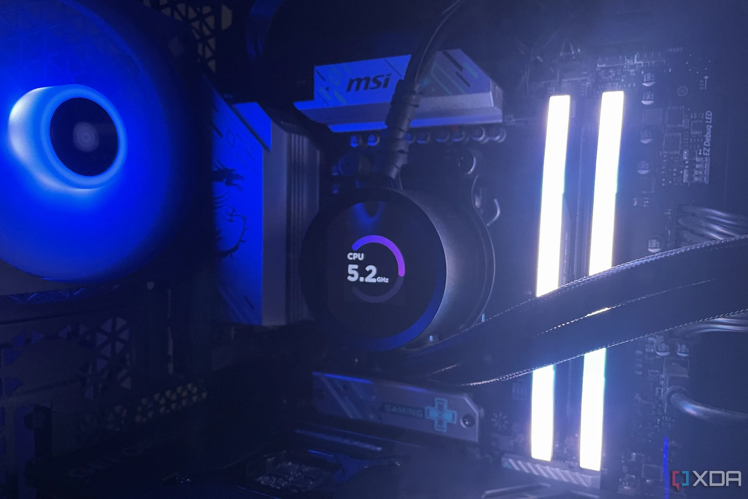 Un dissipatore AIO NZXT che indica la velocità di clock della CPU